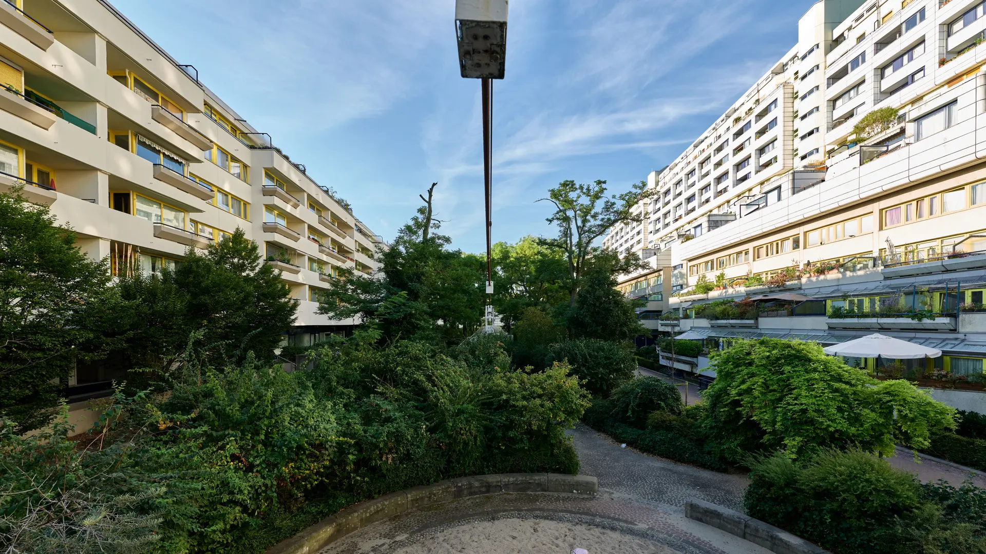 Oturma bankları olan bir apartman avlusu.