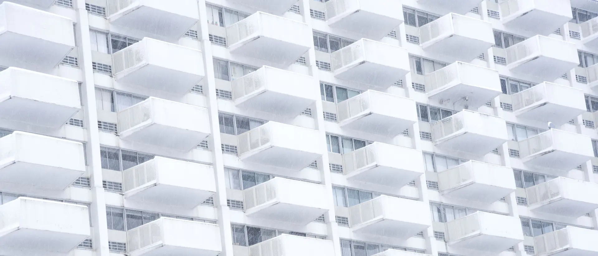 Sabah ışığında bitkileri olan bir apartman balkonu.